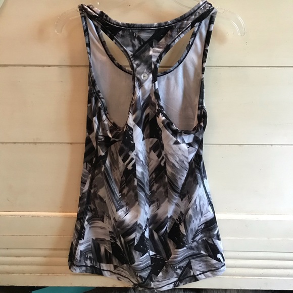 Small workout tank top - Picture 2 of 4